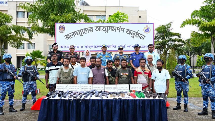 সুন্দরবনে ‘নানা ভাই’ বাহিনীর প্রধানসহ ১২ বনদস্যুর আত্মসমর্পণ