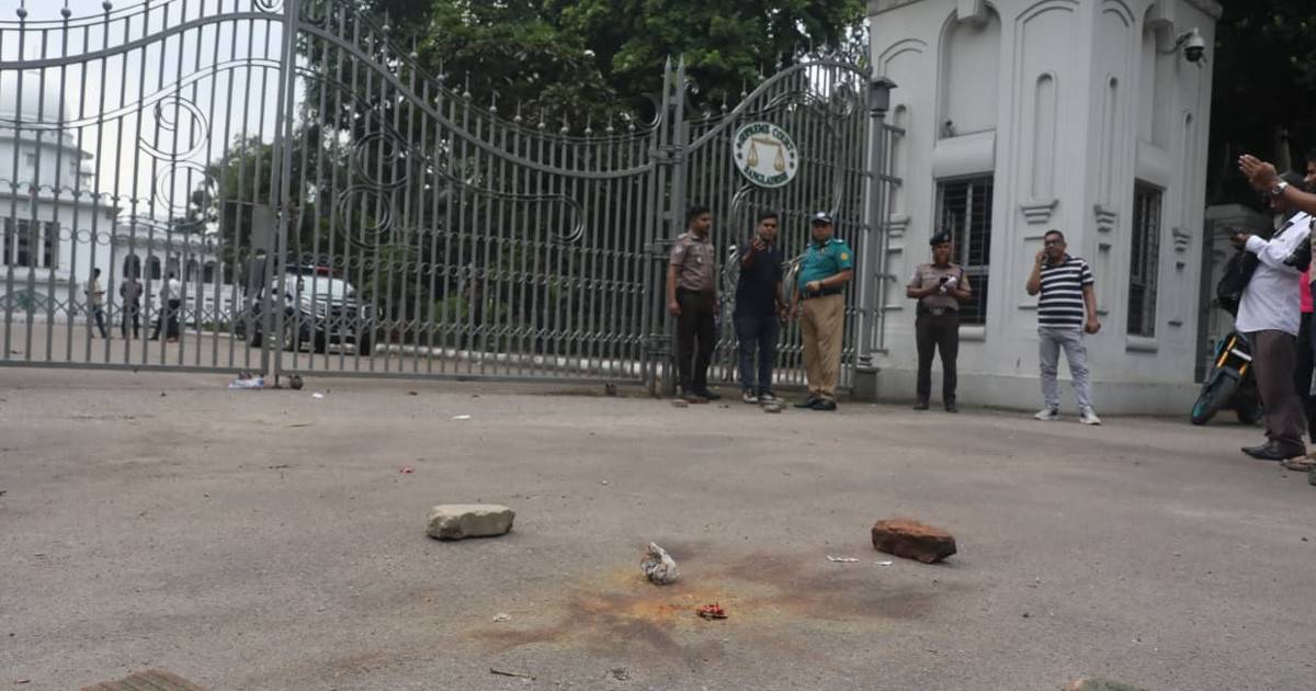 মৃত্যুদণ্ডের রায়ের পর সুপ্রিম কোর্টে ককটেল বিস্ফোরণ