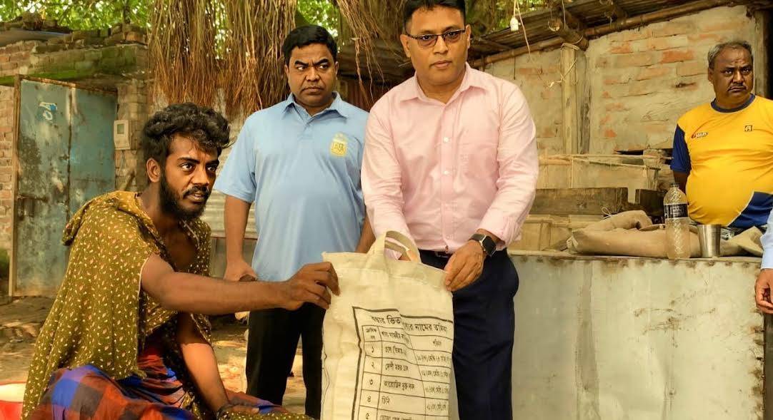 পদ্মার ঢেউয়ে ক্ষতিগ্রস্ত জেলেদের পাশে জেলা প্রশাসক