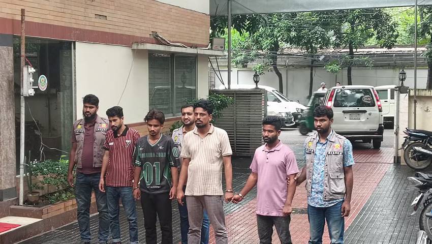 যাত্রাবাড়ীতে ককটেল বিস্ফোরণ: আওয়ামী লীগ নেতাসহ গ্রেপ্তার ৪