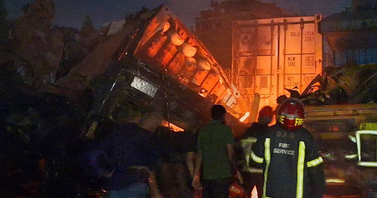 আশুলিয়ায় কাভার্ড ভ্যানে সিলিন্ডার বিস্ফোরণ, নিহত ৭