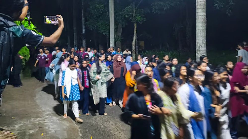 ৫৬ দিনের মাথায় উপাচার্য পরিবর্তন, গভীর রাতে চুয়েটে শিক্ষার্থীদের বিক্ষোভ