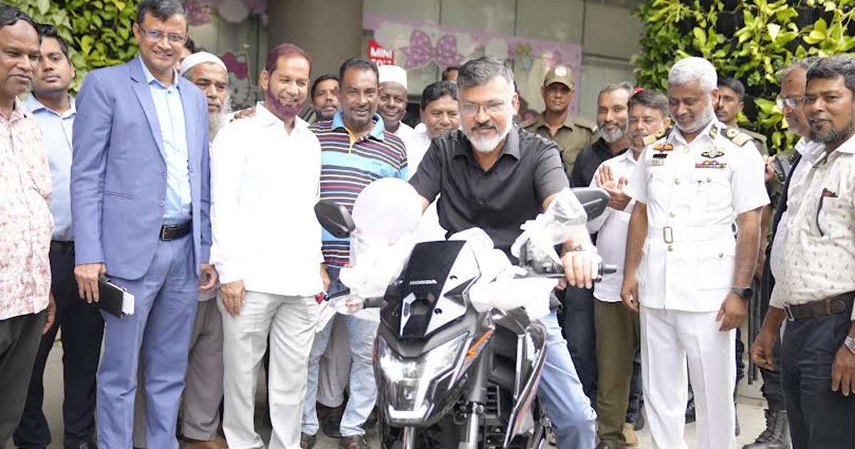 নাগরিক সেবা দ্রুত করতে ডিএনসিসির ২১ কর্মকর্তা-কর্মচারী পেলেন মোটরসাইকেল