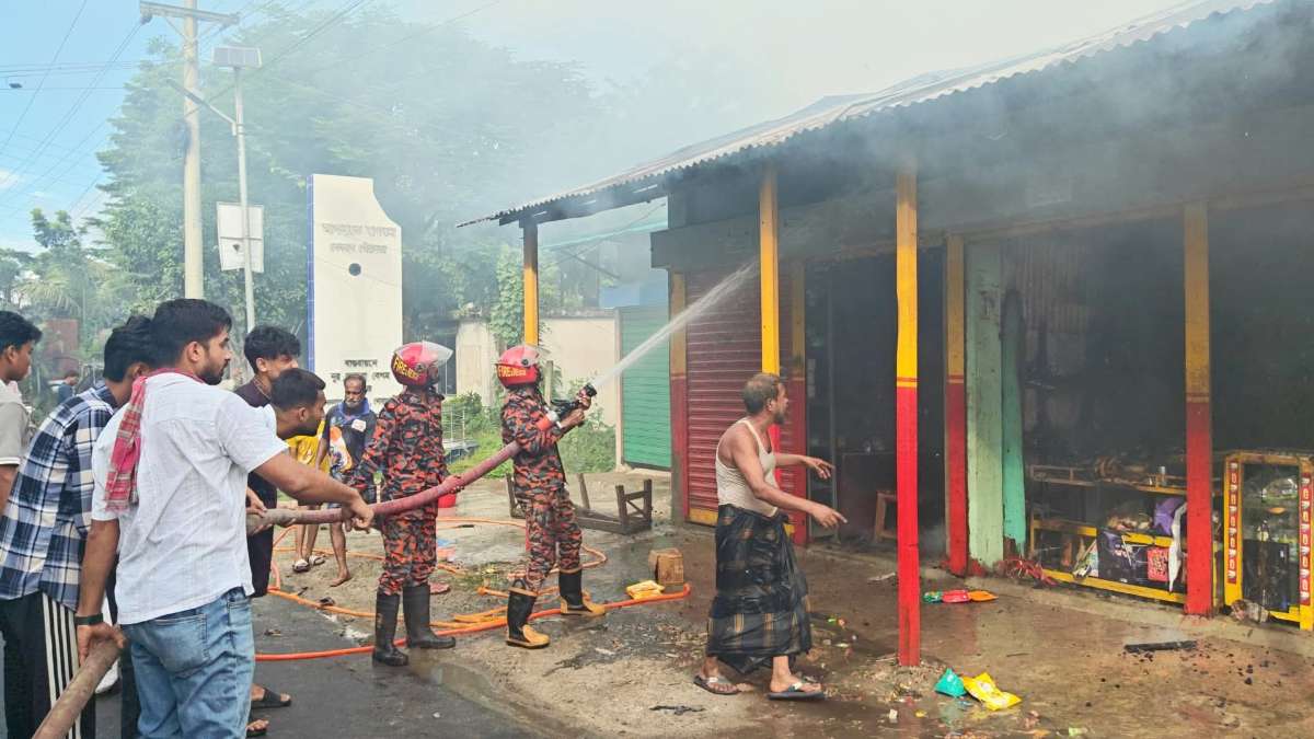 সেনবাগ পৌরসভা গেট সংলগ্ন মার্কেটে অগ্নিকাণ্ড