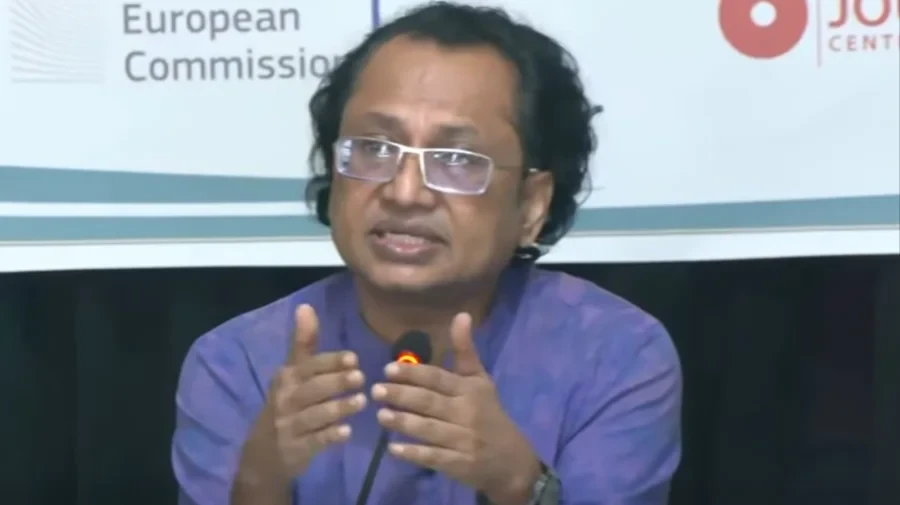 গণমাধ্যমের সঙ্গে সংঘাতে জড়ানো গণতান্ত্রিক সরকারের পথ নয়: তথ্য উপদেষ্টা