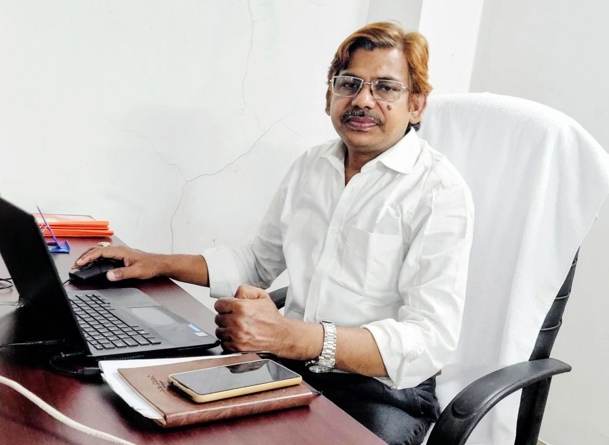 শিক্ষকতার দুই দশক: শিক্ষার্থীদের সাফল্যেই তৃপ্তি সহযোগী অধ্যাপক রেজাউল করিমের