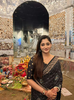 রিপু রজনী’ দেখতে চট্টগ্রামে পূজা চেরী, প্রশংসা করলেন ব্যতিক্রমী পূজামণ্ডপের